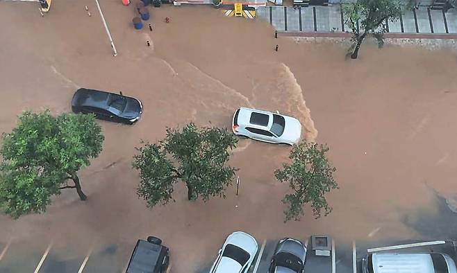 13일 경기 고양시 덕양구 화정동의 한 도로에서 차들이 침수됐다. 연합뉴스