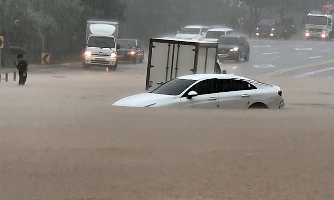 13일 경기도 고양시 덕양구 화랑로에서 차량이 침수되자 운전자가 밖으로 나오고 있다. 연합뉴스