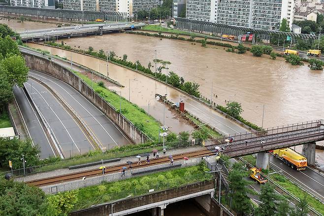 서울 동북·서북권에 호우경보가 발령된 13일 서울 노원구 월계동을 지나 흐르는 중랑천이 범람해 동부간선도로 차량통행이 통제되고 있다. 뉴스1