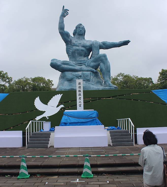 나가사키 평화공원 내 거대 평화기념상