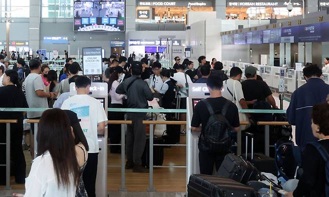 7일 인천국제공항 출국장에서 여행객들이 출국 수속을 밟고 있다. 뉴시스