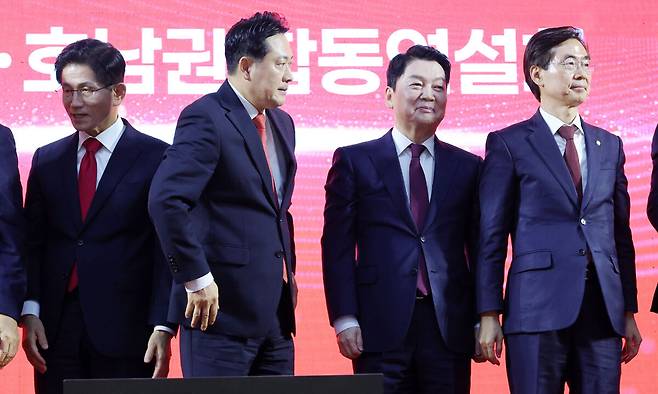 김문수(왼쪽부터), 장동혁, 안철수, 조경태 국민의힘 당대표 후보가 13일 오후 대전광역시 서구 배재대학교에서 열린 제6차 전당대회 충남권-호남권 합동연설회에서 기념촬영을 마치고 이동하고 있다. 뉴시스