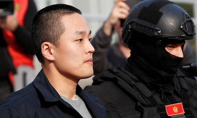 지난해 3월 몬테네그로에서 붙잡힌 권도형&nbsp;테라폼랩스 설립자가 경찰에 의해 이송되고 있다.&nbsp;로이터연합뉴스