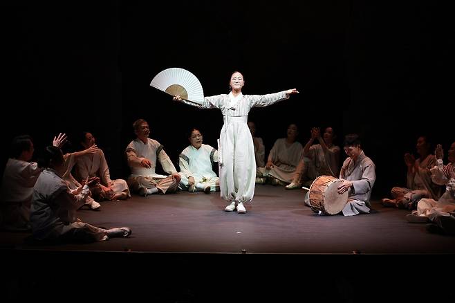 옛 방송국 건물을 개조해 최근 건립한 국악 전용극장 ‘청아원’의 상설 창극 ‘소녀 춘향’ 한 장면. 남원시 제공