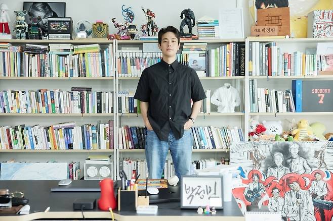 문학 출판사 ‘무제’를 차린 영화배우 박정민이 사무실 책장 앞에서 포즈를 취하고 있다. 그는 “문학인의 숭고한 사명이나 책임감보다는 내가 좋아하는 재밌는 책을 만들고 싶다”고 했다. 무제 제공