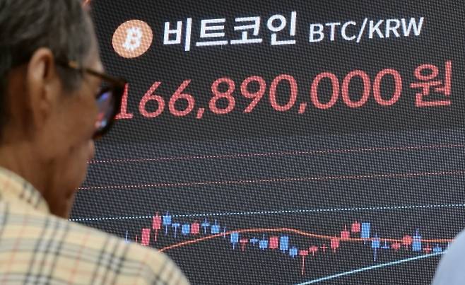 국내 거래소 ‘1억6700만원’ 첫 돌파 - 국내 가상자산거래소 기준 비트코인 가격이 사상 최고가를 기록한 11일 서울 서초구 빗썸라운지 강남 본점 현황판에 비트코인 시세가 표시되고 있다. 이날 업비트와 빗썸에서 비트코인 가격은 이날 오후 2시10분쯤 1억6700만원을 기록했다. 이는 두 거래소가 생긴 이후 사상 최고가다. 2025.8.11 연합뉴스