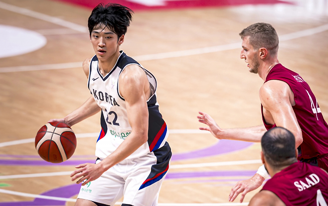 한국 남자농구 국가대표 여준석이 8일 사우디아라비아 제다에서 열린 2025 국제농구연맹(FIBA) 아시아컵 조별리그 A조 2차전 카타르와의 경기에서 드리블하고 있다. FIBA 제공