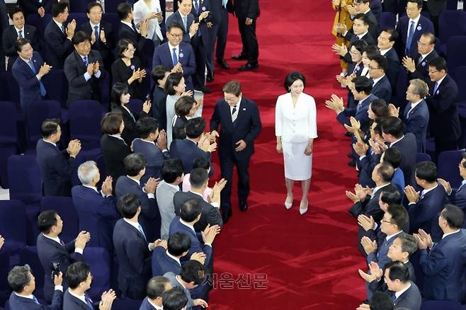 제21대 대통령에 당선된 이재명 대통령과 김혜경 여사가 4일 국회 로텐더홀에서 열린 취임선서에서 참석자들과 악수하고 있다. 2025.06.04 국회사진기자단