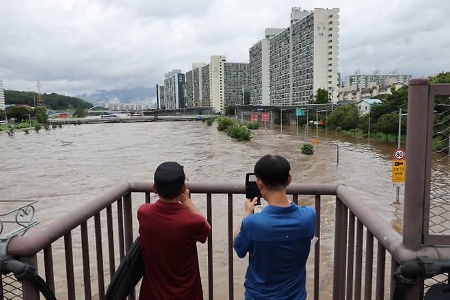 폭우가 내린 13일 서울 노원구 월계1교 인근 중랑천에 홍수주의보가 발령돼 동부간선도로가 물에 잠겨있다. 2025.8.13. 연합뉴스