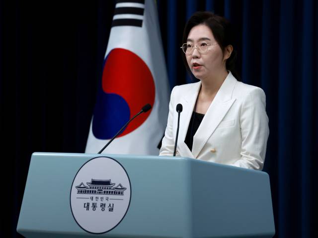 강유정 대통령실 대변인이 12일 한미 정상회담 개최 관련 브리핑을 하고 있다. 연합뉴스