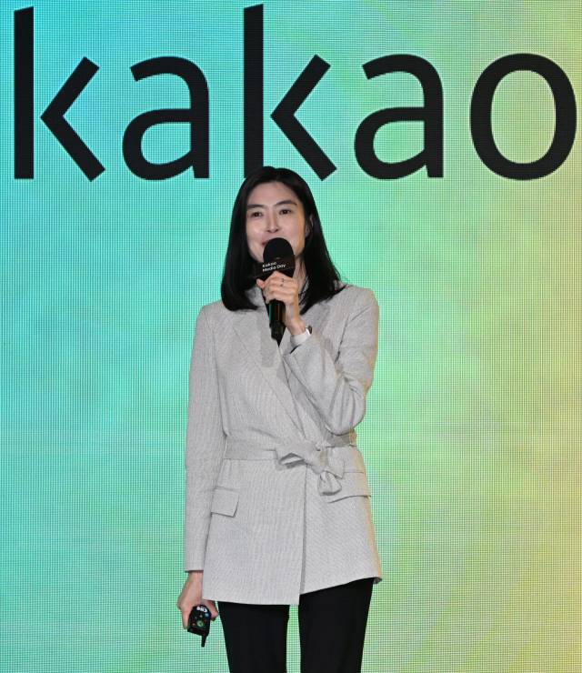 정신아 카카오 대표가 올해 2월 서울 중구 더 플라자 호텔에서 열린 기자간담회에서 카카오와 챗GPT 개발사 오픈AI와의 전략적 제휴를 발표하고 있다. 권욱 기자