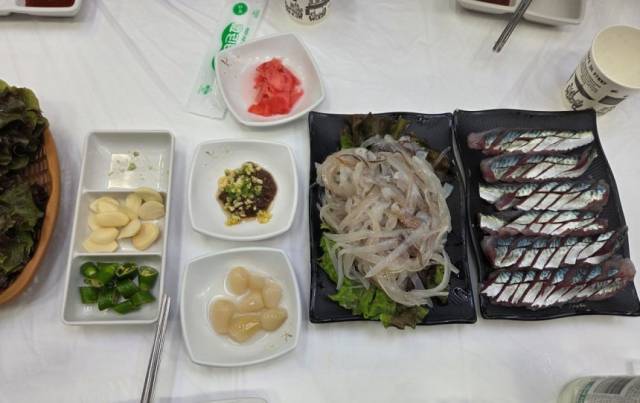 A씨가 ‘오징어 난전’ 앞 횟집에서 구매한 2만 원짜리 오징어회. 속초시청 홈페이지 자유게시판 캡처