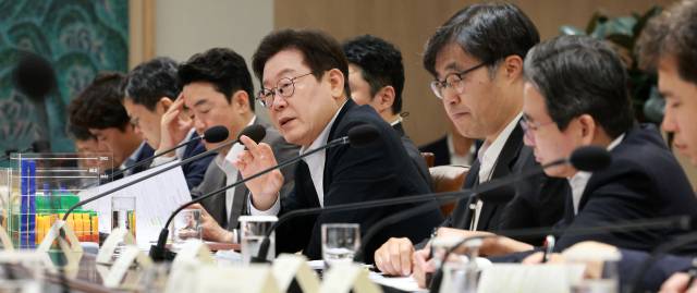 이재명 대통령이 13일 서울 용산 대통령실 청사에서 열린 나라재정 절약 간담회에서 발언하고 있다. 연합뉴스