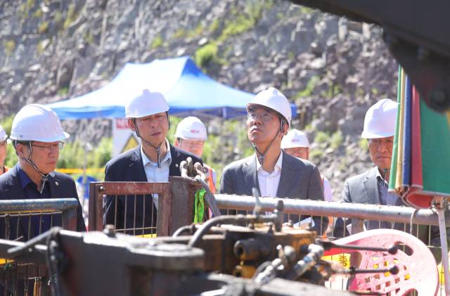 지난달 31일 오전 더불어민주당 산업재해예방 태스크포스(TF)와 안호영 국회 환경노동위원장이 최근 노동자 사망사고가 발생한 포스코이앤씨의 경남 함양울산고속도로 의령나들목 공사 현장을 둘러보고 있다. 연합뉴스