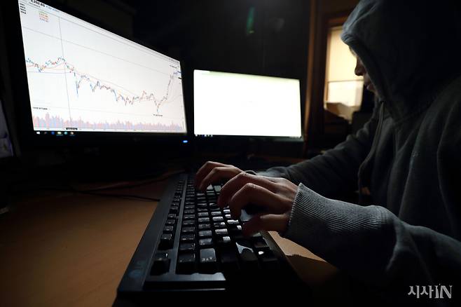 금융 당국은 전현직 기자들이 사전에 입수한 주식 정보로 호재성 기사를 쓰고 주식을 사고판 정황을 조사 중이다. ⓒ시사IN 포토