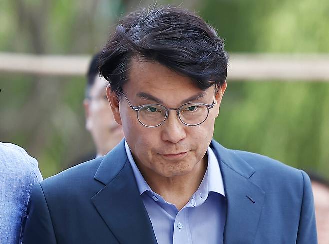 국민의힘 윤상현 의원이 7월27일 서울 종로구 광화문 kt웨스트 김건희 특검 사무실로 향하고 있다. ⓒ연합뉴스