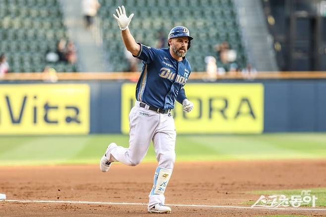 NC 데이비슨이 12일 잠실 두산전에서 결승 3점홈런을 쳐내며 팀의 3-2 승리를 이끌었다. 1회초 홈런을 쳐낸 뒤 그라운드를 돌고 있는&nbsp;데이비슨. 사진제공｜NC 다이노스