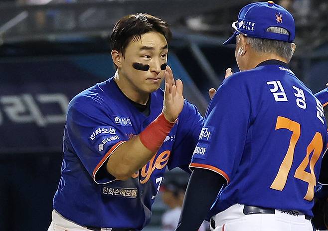 한화 손아섭(왼쪽)과 김경문 감독. 뉴시스
