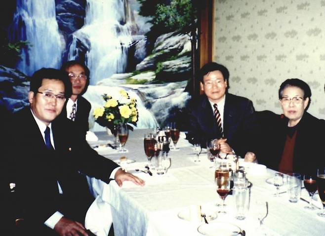 2005년 북한 고려호텔에서 파주∙개성 평화마라톤축전 행사 추진에 합의 후 북측 관계자들과 기념사진을 촬영하고 있다.  문명자 파주-개성 평화마라톤축전 명예회장(맨 오른쪽) 파주-개성평화마라톤축전 공동대표인 문경환 (사)민족문화체육연합 이사장(오른쪽에서 2번째). 사진제공 ㅣ 민족문화체육연합