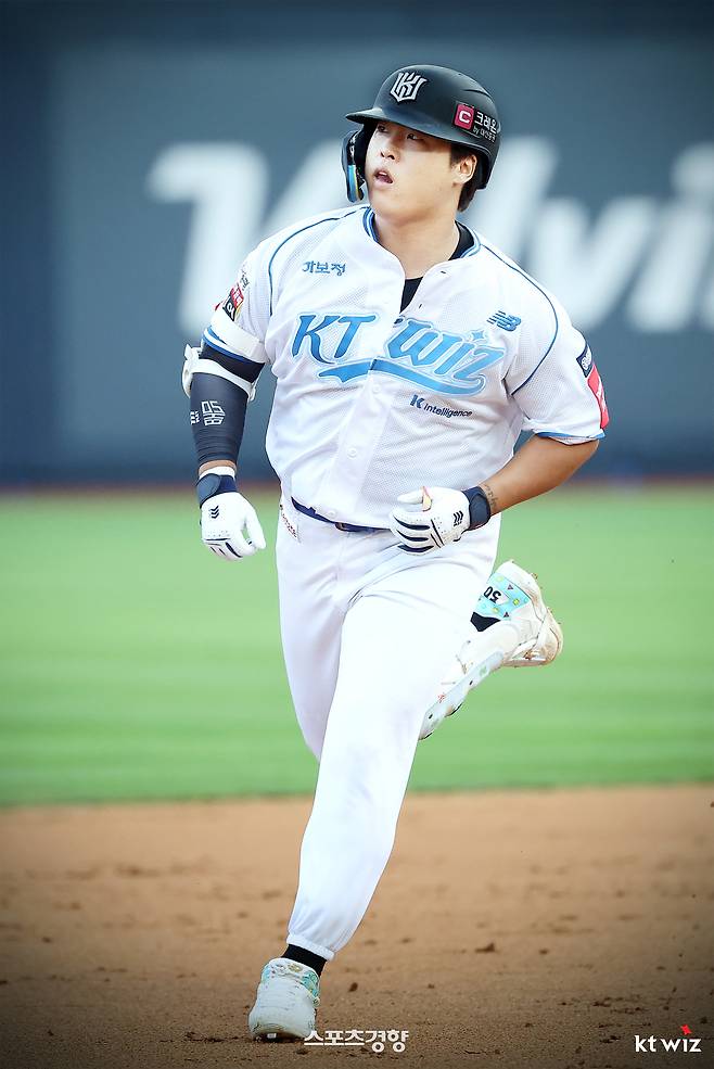 KT 강백호가 8일 삼성전에서 홈런을 친 뒤 그라운드를 달리고 있다. KT 위즈 제공