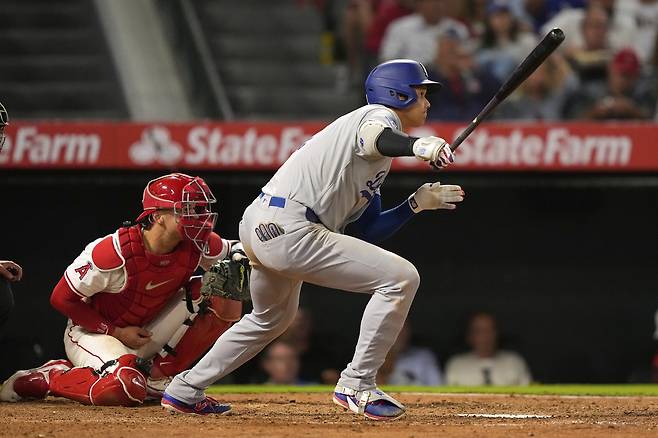 LA 다저스 오타니가 13일 LA 에인절스전에서 6회초 삼중살이 된 유격수 직선타를 치고 있다. AP연합뉴스