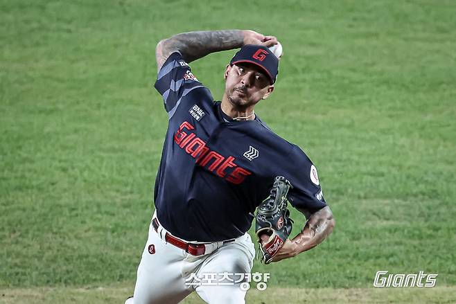 롯데 빈스 벨라스케즈가 13일 대전 한화전에서 역투하고 있다. 롯데자이언츠 제공