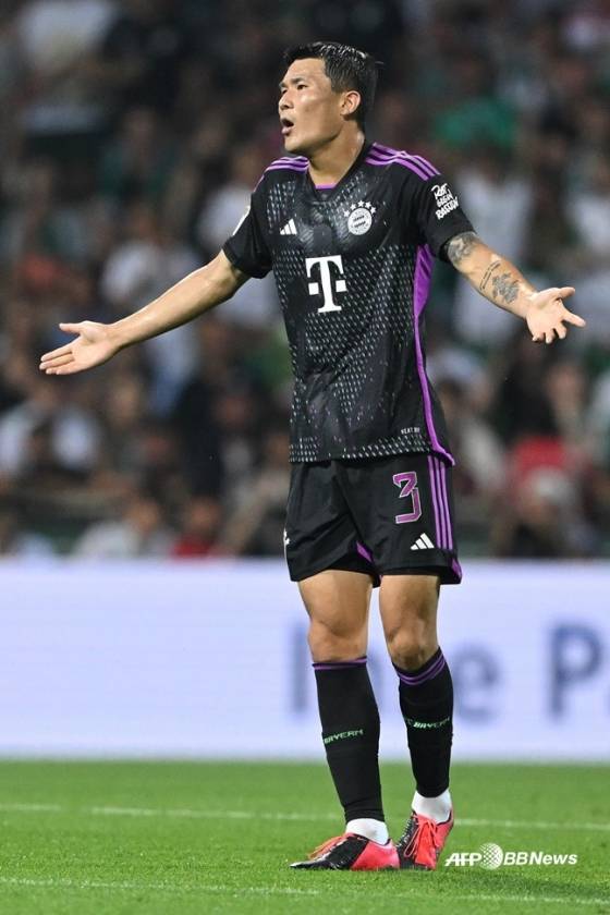 김민재가 경기 중 항의 제스처를 취하고 있다. /AFPBBNews=뉴스1