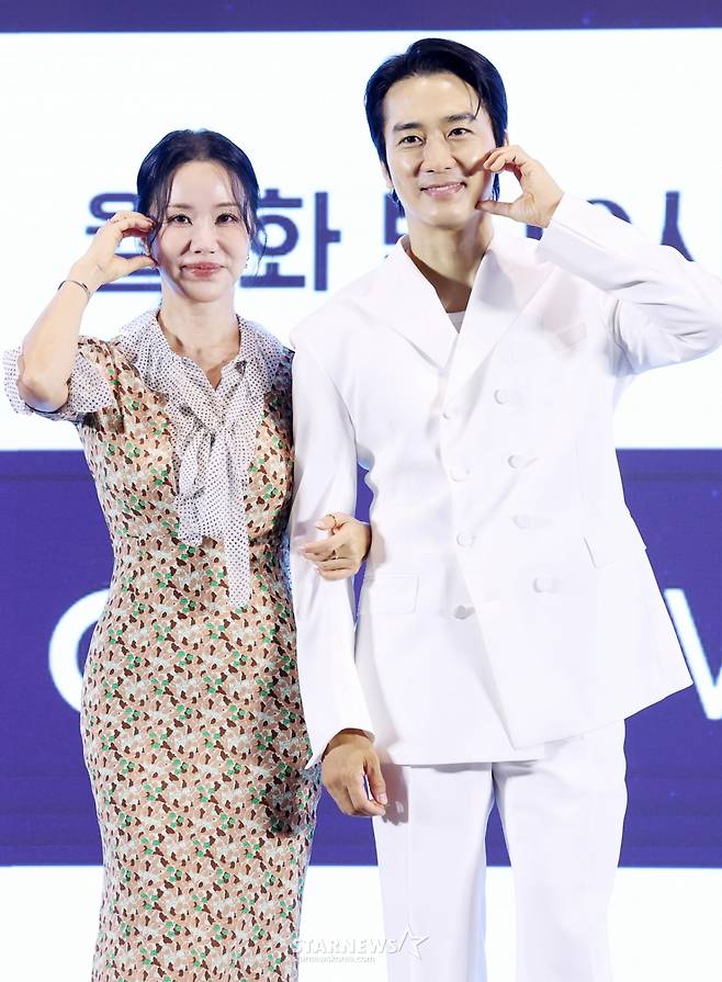 배우 엄정화, 송승헌이 12일 서울 영등포구 디큐브시티 더 세인트에서 진행된 지니TV 오리지널 드라마 '금쪽같은 내 스타' 제작발표회에 참석해 포즈를 취하고 있다./2025.08.12 /사진=김휘선 hwijpg@