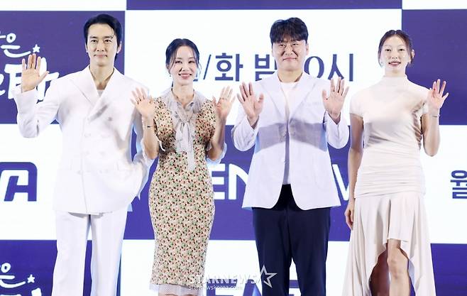 배우 송승헌, 엄정화, 오대환, 이엘이 12일 서울 영등포구 디큐브시티 더 세인트에서 진행된 지니TV 오리지널 드라마 '금쪽같은 내 스타' 제작발표회에 참석해 포즈를 취하고 있다./2025.08.12 /사진=김휘선 hwijpg@