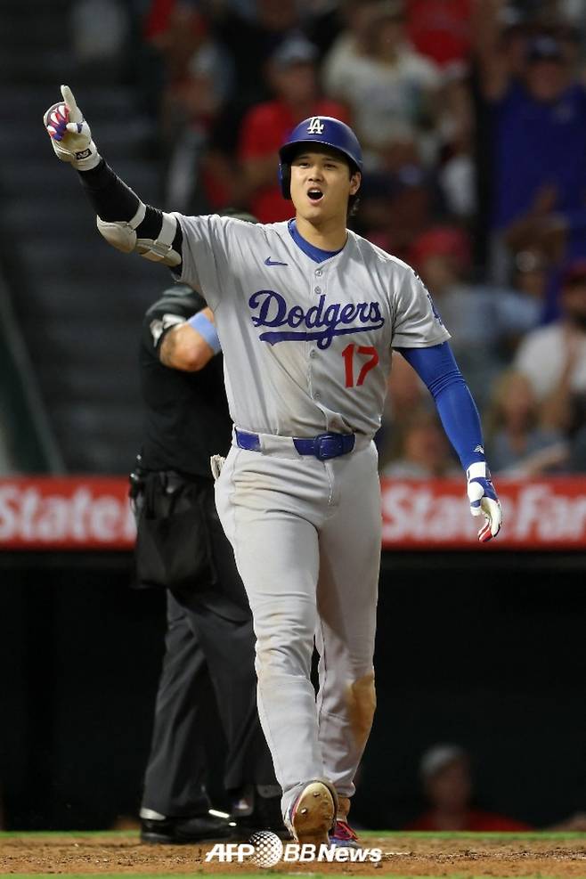 오타니 쇼헤이가 13일(한국시각) 미국 캘리포니아주 애너하임의 에인절 스타디움에서 펼쳐진 LA 에인절스와 2025 미국 프로야구 메이저리그(MLB) 원정 경기에서 9회 극적인 솔로포를 터트린 뒤 포효하고 있다. /AFPBBNews=뉴스1