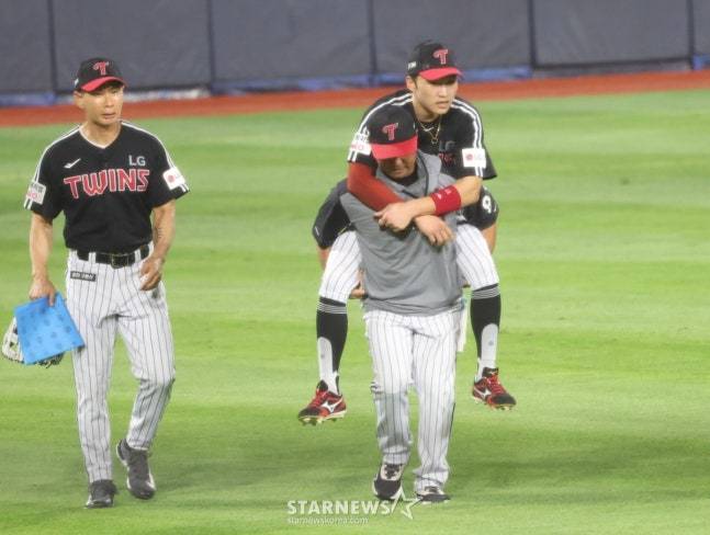 2025 신한 SOL Bank KBO리그 kt 위즈 대 LG 트윈스 경기가 12일 수원 KT위즈파크에서 열렸다.  LG 중견수 박해민이 8회말 2사 1,2루에서 KT 오윤석 타구를 수비하다 부상을 입고 교체되고 있다. /사진=김진경 대기자