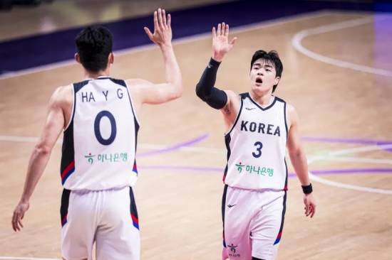 안준호 감독이 이끄는 대한민국 남자 농구 대표팀이 약체로 분류되는 괌을 편하게 제압하고 2025 국제농구연맹(FIBA) 아시아컵 8강에 진출해 '만리장성' 중국 앞에 섰다.&nbsp;  한국은 12일(한국시간) 사우디아라비아 제다에서 열린 2025 FIBA 아시아컵 8강 진출전에서 괌에게 99-66 대승을 거뒀다.&nbsp;FIBA