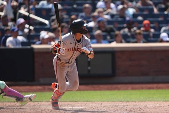 샌프란시스코 자이언츠 외야수 이정후가 13일 샌디에이고전에 7번 타자 중견수로 선발 출전해 2경기 연속 내야 안타를 기록했다. 이정후는 수비 시프트로 유격수 자리에 있던 샌디에이고 3루수 매니 마차도 앞으로 타구를 보내 간발의 차로 세이브 판정을 받았다. 연합뉴스