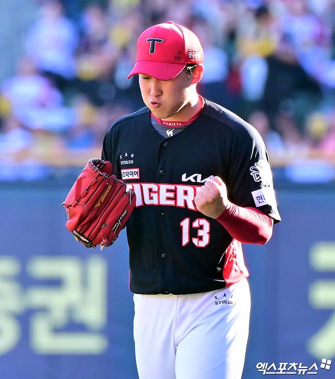 KIA 타이거즈 선발투수 윤영철이 올해 정규시즌 경기에 등판해 이닝을 마친 뒤 주먹을 불끈 쥐고 있다. 엑스포츠뉴스 DB