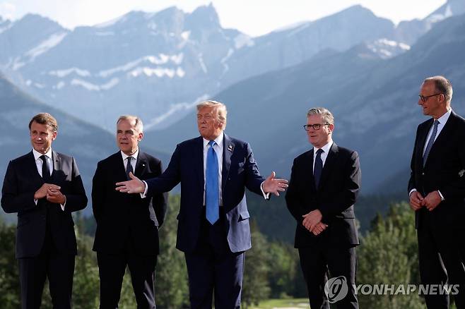 올해 6월 G7 정상회의에서 트럼프 대통령과 유럽 주요국 정상들 [AP 연합뉴스 자료사진]