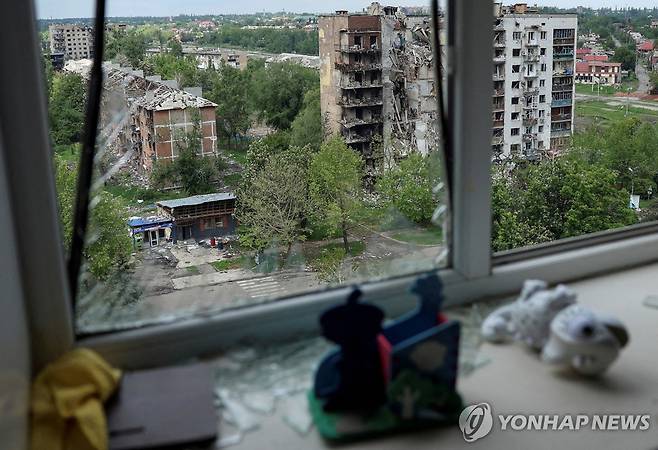 포트로우스크 전선에서 공습으로 부서진 건물 [로이터 연합뉴스]