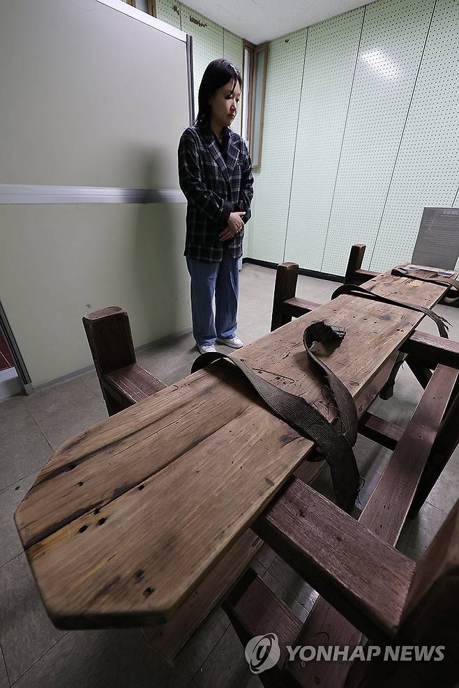 서울 남영동 대공분실 조사실 모습 유진수 대표는 보육원에서 구타당하는 것은 고문당하는 것과 다르지 않다고 했다. 
[연합뉴스 사진]
