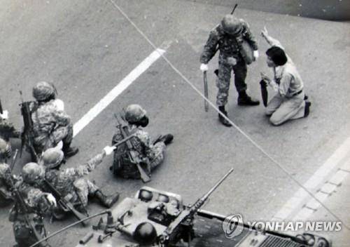 시위 학생을 진압하는 계엄군 (서울=연합뉴스) 박지원 대안신당 의원이 26일 5.18 민주화운동 당시 군이 정보활동을 위해 채증한 사진을 공개했다. 박 의원은 국정감사 당시 이 사진첩의 존재를 확인, 지속적으로 공개를 촉구해 왔다. 사진은 1980년 5월 광주민주화항쟁 당시  시위 학생을 진압하는 계엄군 . 2019.11.26 [대안신당 박지원 의원실 제공. 재판매 및 DB 금지] photo@yna.co.kr