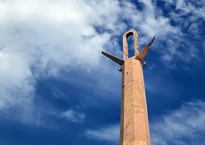 석재 떨어져 나간 멕시코 한인 이민 100주년 기념탑 최상층부 [촬영 이재림 특파원]