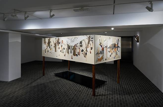 이진주 작 '비좁은 구성' 광목에 수간채색, 월넛나무, 흑경, 330×177x185(h)㎝
[아라리오갤러리 서울 제공. 재판매 및 DB 금지]