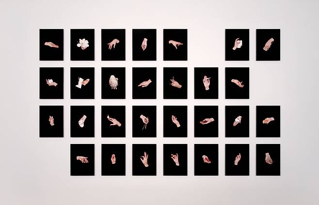 이진주 작 '대답들' 이정배블랙, 광목에 수간채색, 44x34㎝x29점.
[아라리오갤러리 서울 제공. 재판매 및 DB 금지]