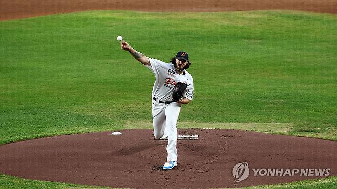 거침없이 질주하는 폰세 (대전=연합뉴스) 김준범 기자 = 12일 대전 한화생명 볼파크에서 열린 프로야구 롯데 자이언츠와 한화 이글스의 경기. 1회초 한화 선발 폰세가 역투하고 있다. 폰세는 이날 15연승과 최소 경기 200탈삼진 기록에 도전한다. 2025.8.12 psykims@yna.co.kr