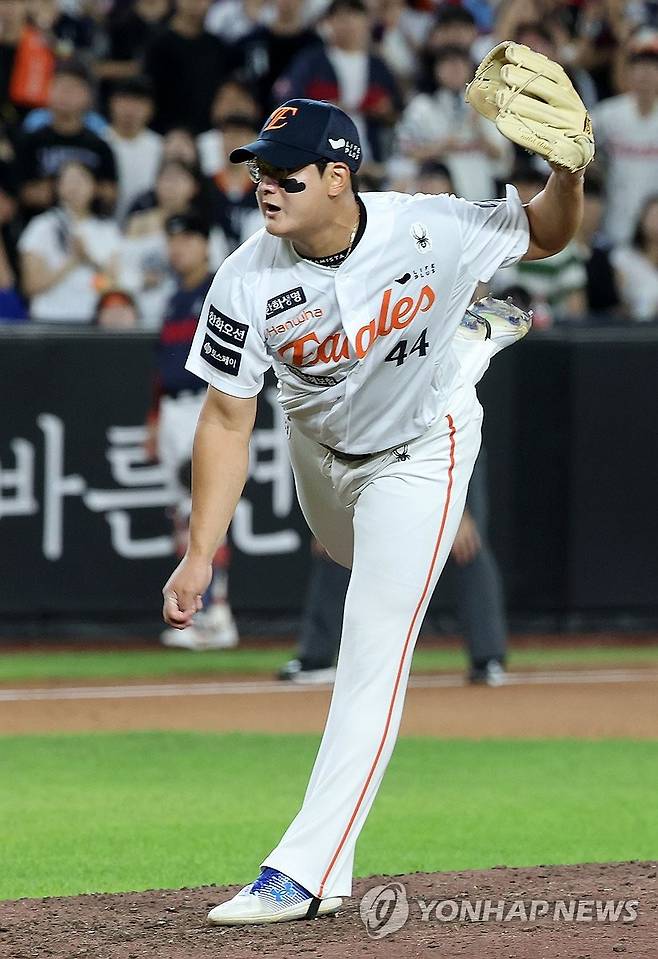 만루 위기 극복하는 김서현 (대전=연합뉴스) 김준범 기자 = 12일 대전 한화생명 볼파크에서 열린 프로야구 롯데 자이언츠와 한화 이글스의 경기. 8회초 2사 만루 상황에서 한화 김서현이 힘차게 공을 던지고 있다. 2025.8.12 psykims@yna.co.kr