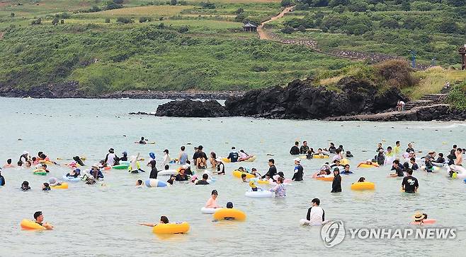 흐려도 좋은 제주 바다 (제주=연합뉴스) 전지혜 기자 = 일요일인 10일 제주지역이 흐리고 무더운 날씨를 보인 가운데 제주시 조천읍 함덕해수욕장에서 피서객들이 물놀이를 즐기고 있다. 2025.8.10 atoz@yna.co.kr