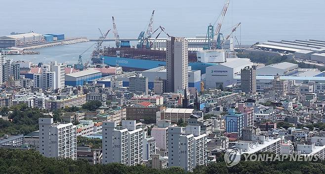 한미 무역협상 타결에 조선업계 '기대감' (울산=연합뉴스) 김용태 기자 = 한미 무역협상이 타결된 31일 울산시 동구 HD현대중공업에서 건조 중인 선박이 보이고 있다. 한국은 미국에 3천500억달러(약 487조원)를 투자하는 등의 조건으로 상호관세를 기존 25%에서 15%로 낮추는 것에 합의했다. 지역 조선 업계는 투자금 중 1천500억달러가 조선 협력에 쓰이는 것에 기대감을 드러내고 있다. 2025.7.31 yongtae@yna.co.kr