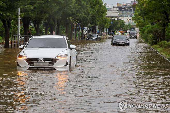 침수된 능곡역 부근 도로 (고양=연합뉴스) 이진욱 기자 = 13일 집중호우로 경기도 고양시 능곡역 부근 도로가 침수돼 있다. 2025.8.13 cityboy@yna.co.kr