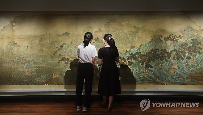 이상범 '삼선관파도' 공개 (서울=연합뉴스) 진연수 기자 = 13일 서울 종로구 국립고궁박물관에서 열린 개관 20주년 맞이 특별전 '창덕궁의 근사(謹寫)한 벽화' 언론 간담회에서 참석자들이 이상범의 '삼선관파도'를 살펴보고 있다. 
    이번에 공개되는 벽화 6점은 비단에 그린 후 종이로 배접하고, 이를 벽에 부착하는 형태의 부벽화(付壁畵)다. 벽에 직접 그린 그림과는 다르다. 각각의 높이는 180∼214㎝, 너비는 525∼882㎝로, 모두 국가등록문화유산이다. 2025.8.13 jin90@yna.co.kr