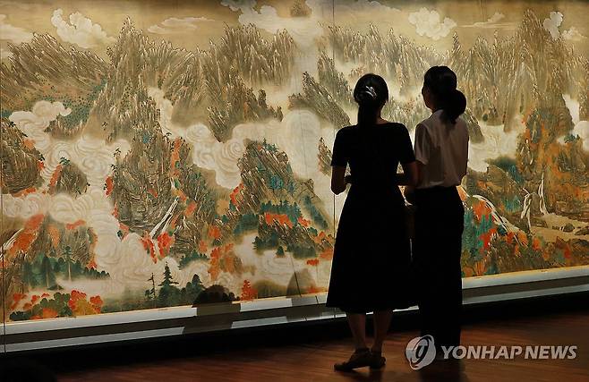 '세상 만물을 유람하다' (서울=연합뉴스) 진연수 기자 = 13일 서울 종로구 국립고궁박물관에서 열린 개관 20주년 맞이 특별전 '창덕궁의 근사(謹寫)한 벽화' 언론 간담회에서 참석자들이 김규진의 '금강산만물초승경도'를 살펴보고 있다. 
    이번에 공개되는 벽화 6점은 비단에 그린 후 종이로 배접하고, 이를 벽에 부착하는 형태의 부벽화(付壁畵)다. 벽에 직접 그린 그림과는 다르다. 각각의 높이는 180∼214㎝, 너비는 525∼882㎝로, 모두 국가등록문화유산이다. 2025.8.13 jin90@yna.co.kr