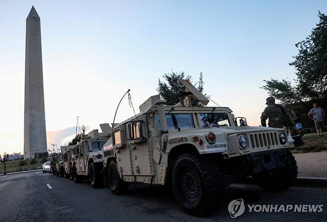 워싱턴기념탑 앞 군용차량 [로이터 연합뉴스. 재판매 및 DB 금지]