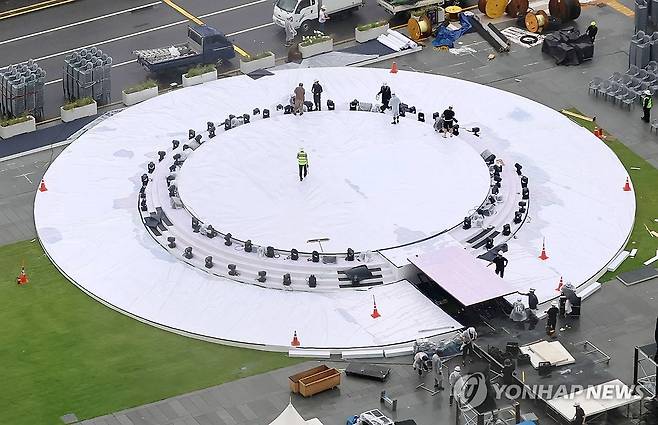 광복절 행사 준비로 분주한 광화문 광장 (서울=연합뉴스) 이정훈 기자 = 광복절을 이틀 앞둔 13일 서울 광화문광장이 광복절 행사 및 국민임명식 행사 준비로 분주하다. 2025.8.13 uwg806@yna.co.kr